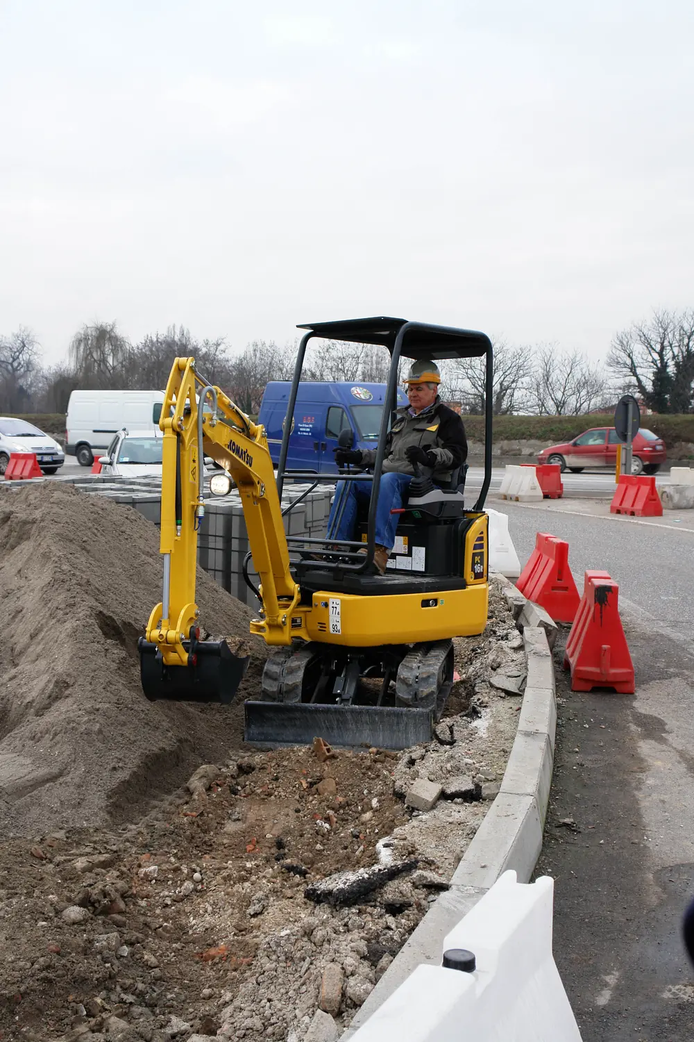 Komatsu PC16R-3