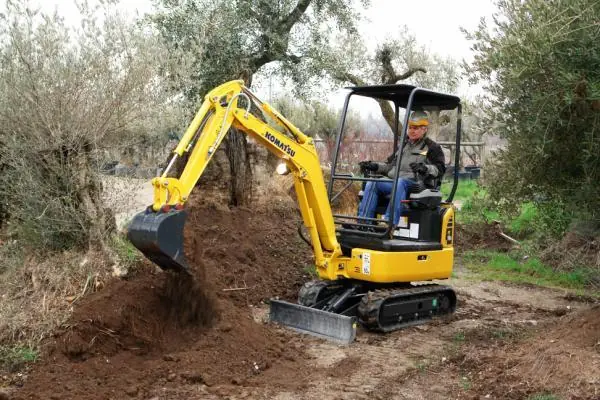 Komatsu PC16R-3 thumbnail 3