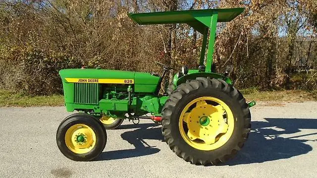 John Deere 820
