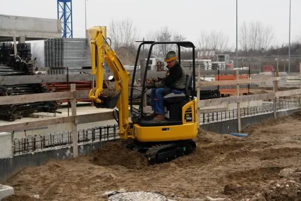 Komatsu PC14R-3HS thumbnail 2