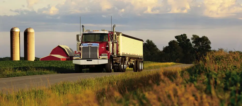 Western Star 4900 SB 40" Low Roof Detroit DD16 thumbnail 2