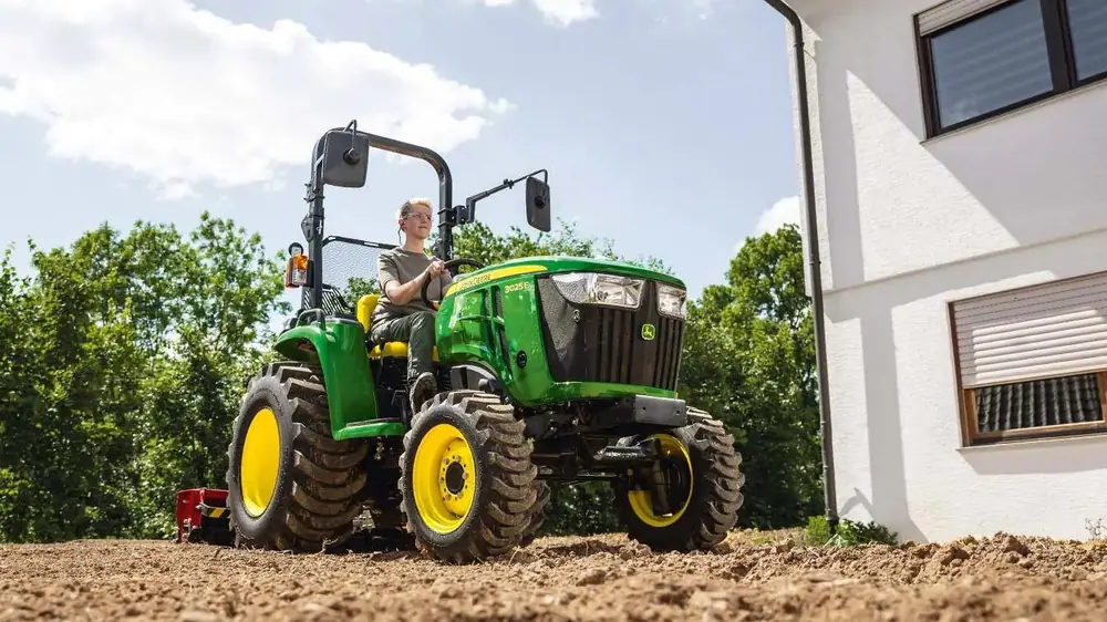 John Deere 3025 E thumbnail 3