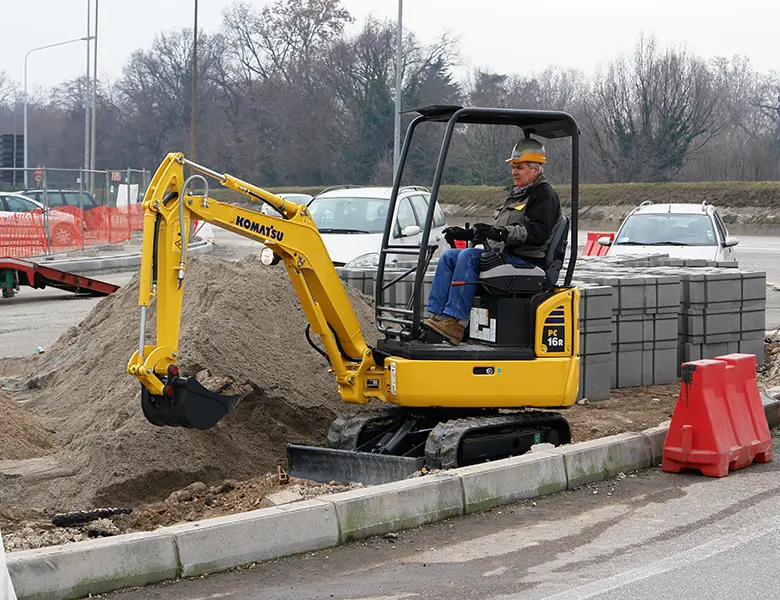 Komatsu PC16R-3HS thumbnail 3