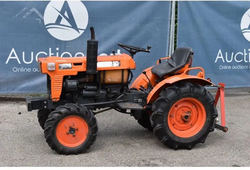 Kubota B7100