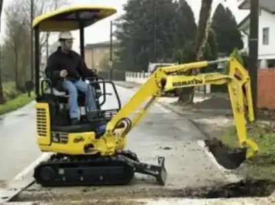 Komatsu PC16R-2