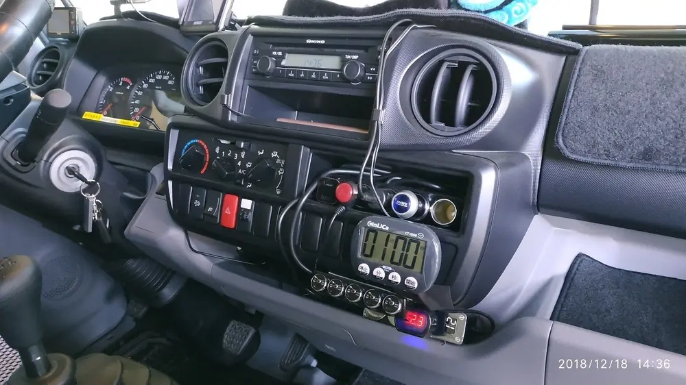 Hino 300 XKU650L-HKUGSR3 hybrid 4x2