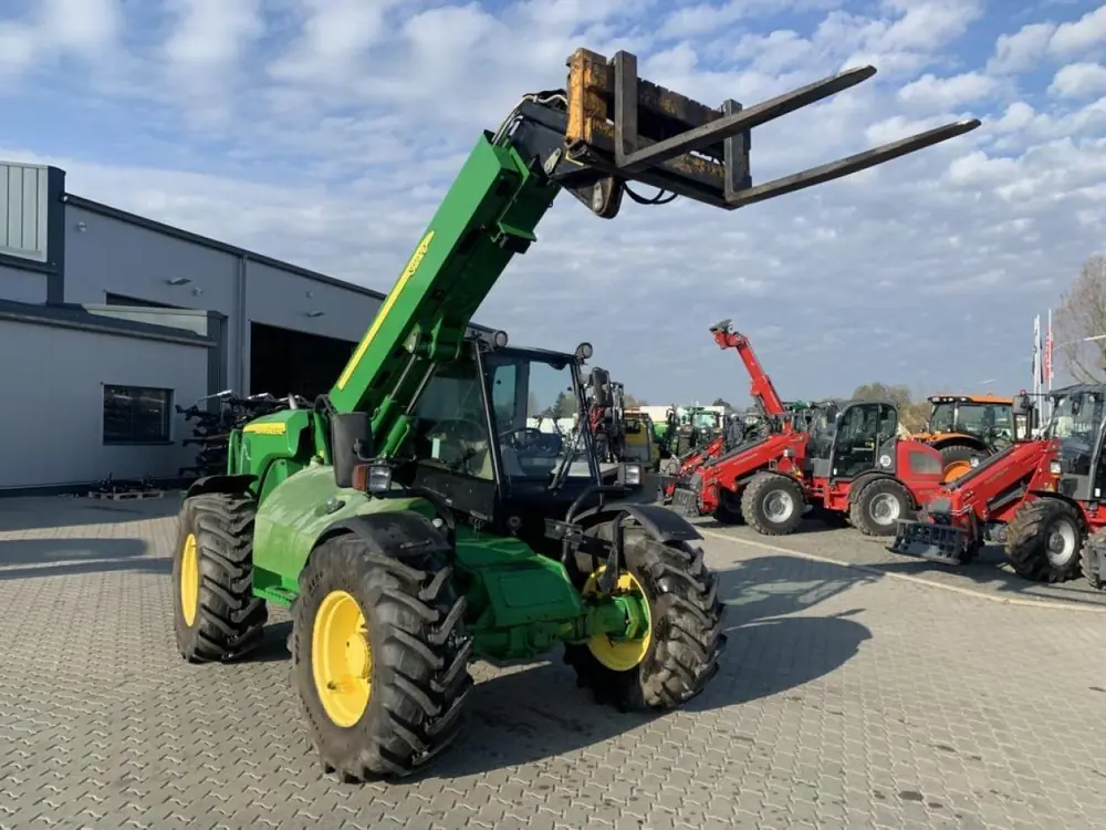 John Deere 3220