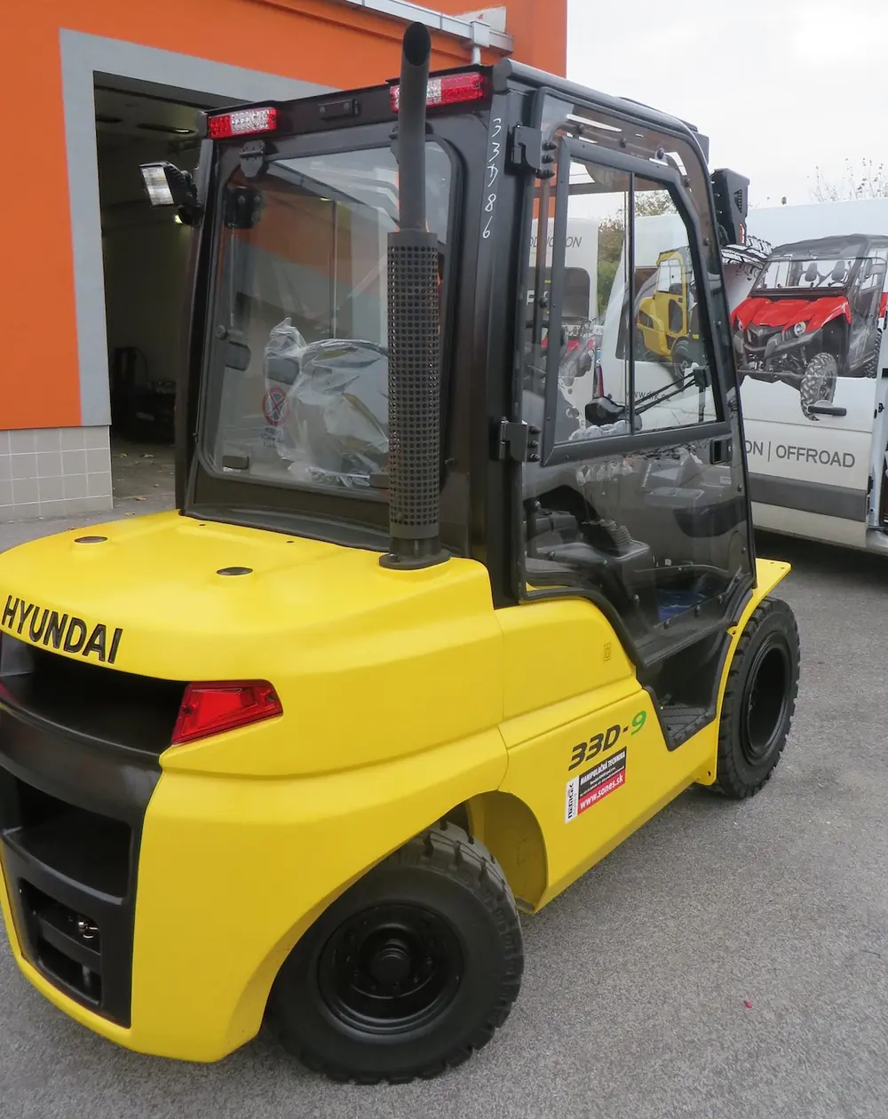 Hyundai 33D-9
