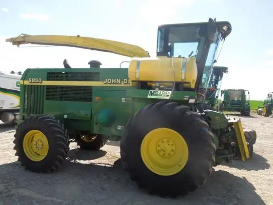 John Deere 6850