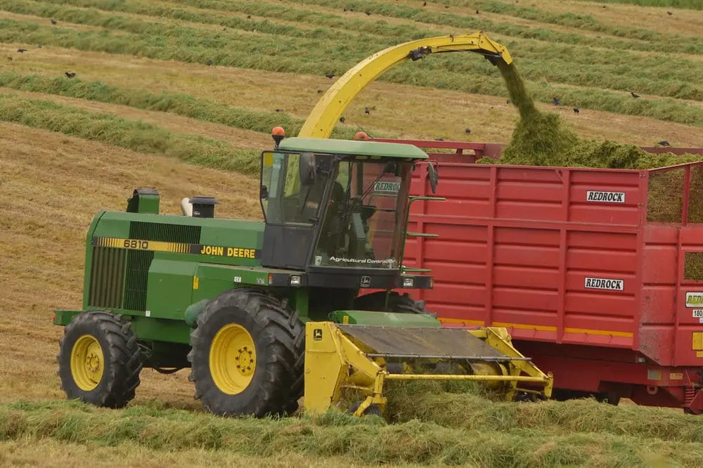 John Deere 6810