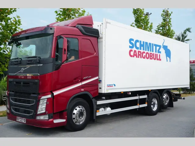 Volvo Trucks FH420 LNG 6x4 Tractor