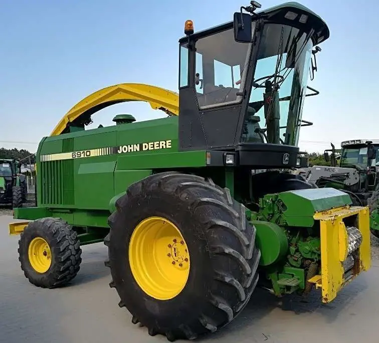 John Deere 6910
