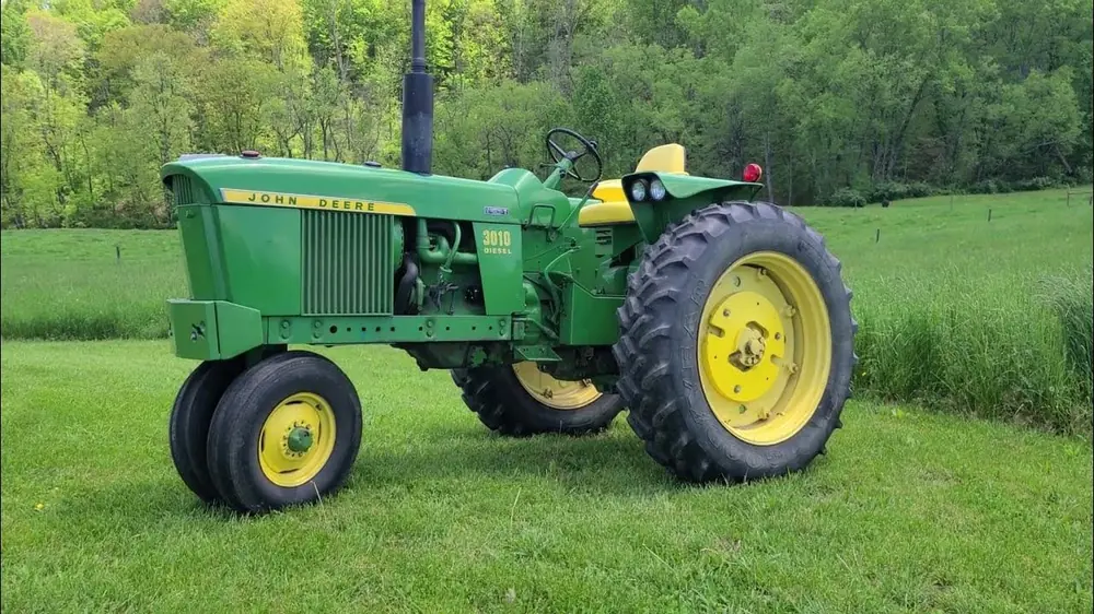 John Deere 3010
