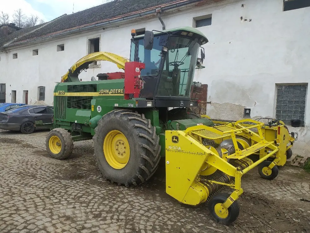 John Deere 6750