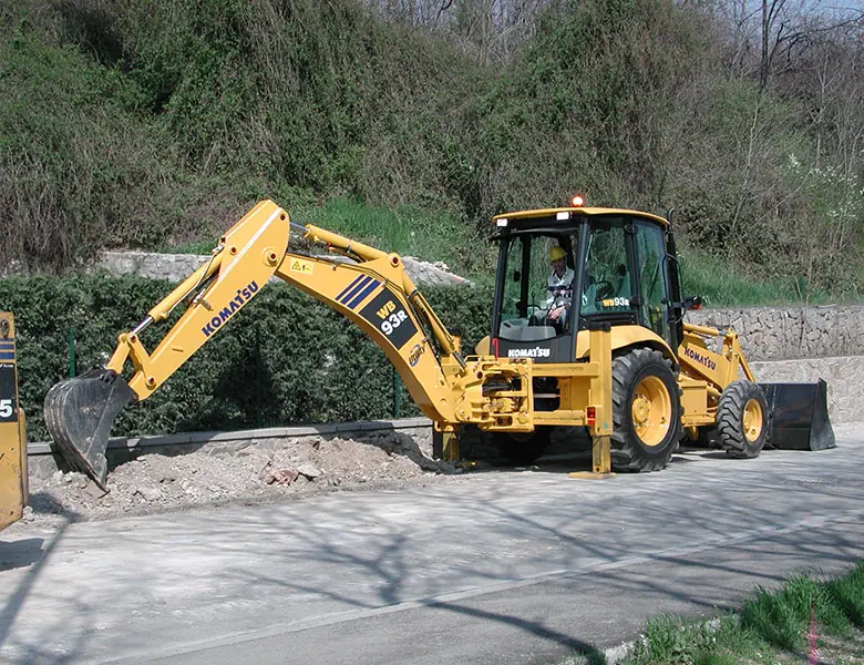 Komatsu WB93R-5 thumbnail 3