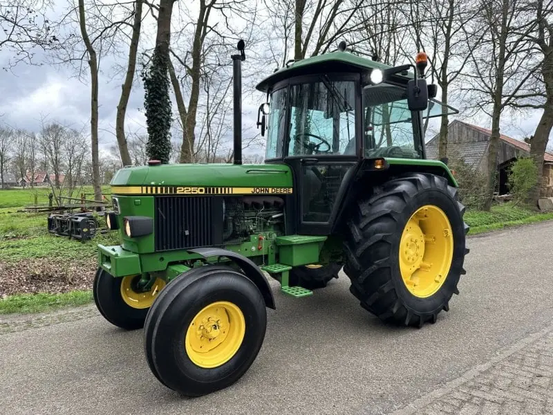 John Deere 2250